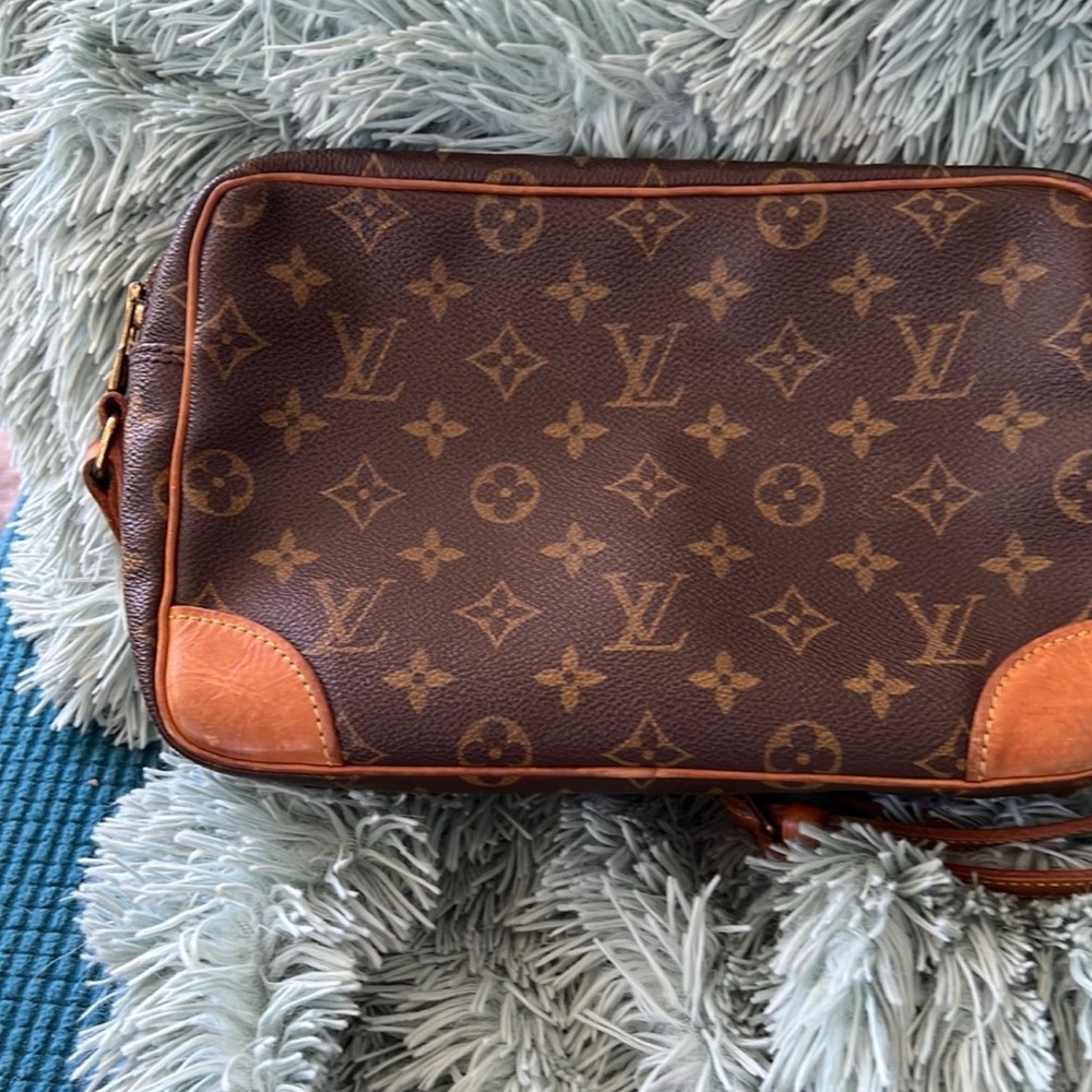 Louis Vuitton Brown Monogram with peeling and sticking inside and outside pocket